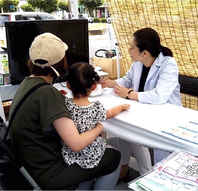 母と小さな娘にモニターを使用して説明している