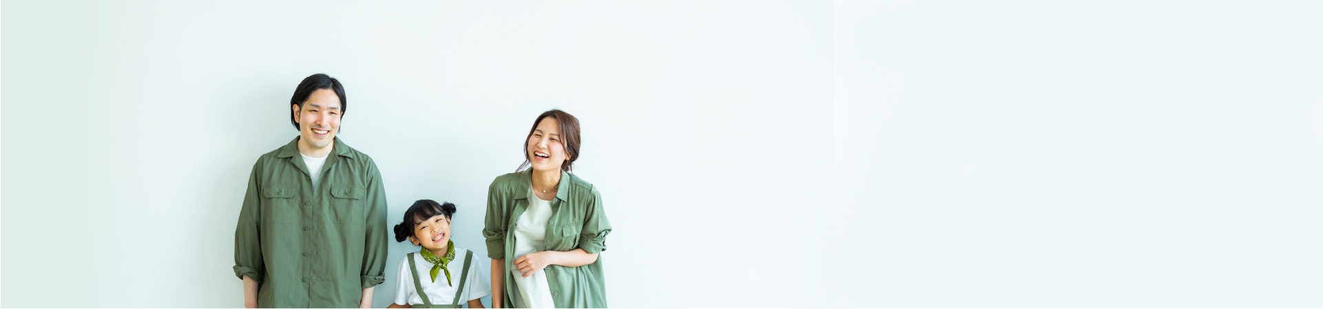 家族が笑顔で団らんしている様子