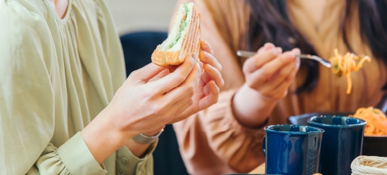 女性が食事をしている様子