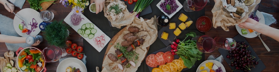 大勢で食事をしている様子