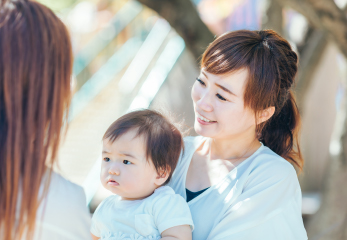 母が子供を抱っこしている様子