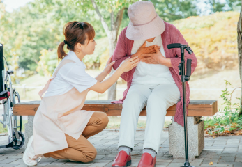 女性がお年寄りを介護している様子